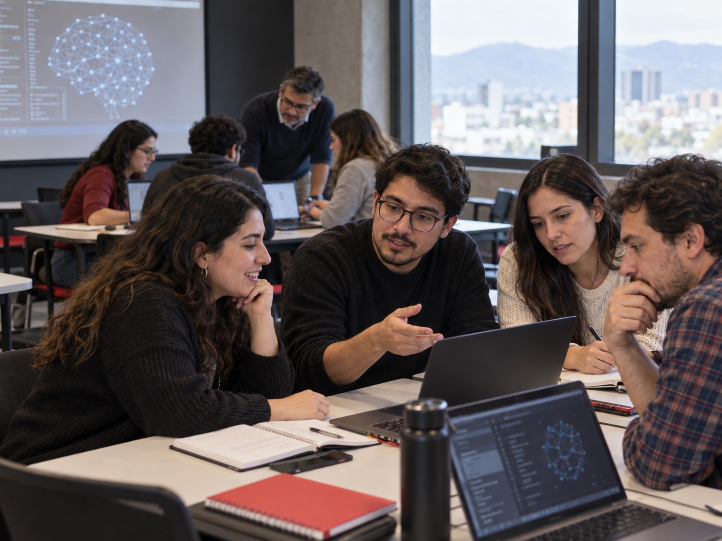 Grupo de estudiantes trabajando con computadores y apuntes en una clase de inteligencia artificial